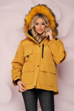 Mustard jacket loose fit short cut from slicker fur collar is fastened around the waist with a ribbon