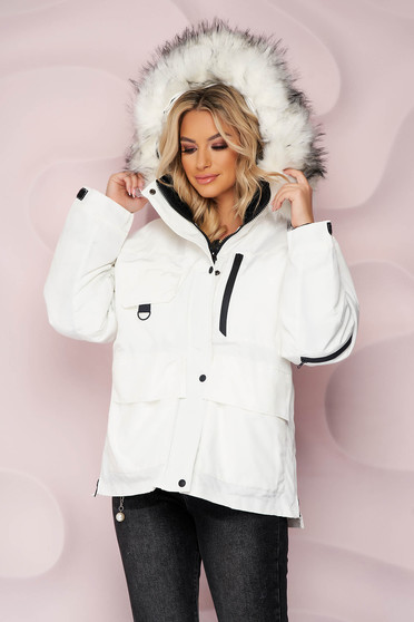 White jacket loose fit short cut from slicker fur collar is fastened around the waist with a ribbon