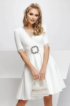 Rochie Fofy alba eleganta in clos din stofa elastica cu aplicatii de dantela