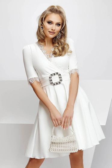 Rochii de nunta elegante Fofy, stofa elastica, Rochie Fofy alba eleganta in clos din stofa elastica cu aplicatii de dantela - StarShinerS.ro