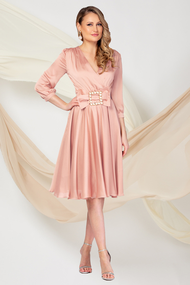 Rochii elegante, Rochie din voal roz-deschis midi in clos cu decolteu petrecut - PrettyGirl - StarShinerS.ro
