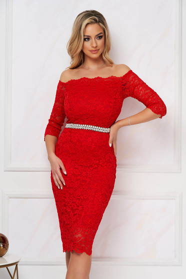 Csipke ruhák, Piros alkalmi StarShinerS midi szűk szabású váll nélküli ruha csipkéből - StarShiner.hu
